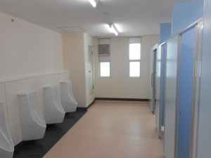 根岸小学校男子トイレ
